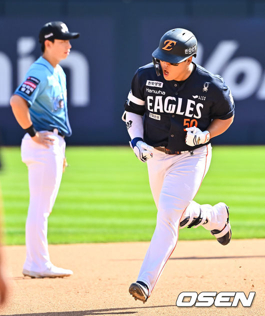 [OSEN=수원, 박준형 기자] 16일 오후 수원KT위즈파크에서 2026 신한 SOL KBO 리그 KT 위즈와 한화 이글스의 경기가 진행됐다.이날 경기에서 KT는 배제성을, 한화는 화이트를 선발투수로 내세웠다.6회초 2사 1,2루 한화 강백호가 3점 홈런을 날리고 베이스를 돌고 있다.   2026.05.16 / soul1014@osen.co.kr