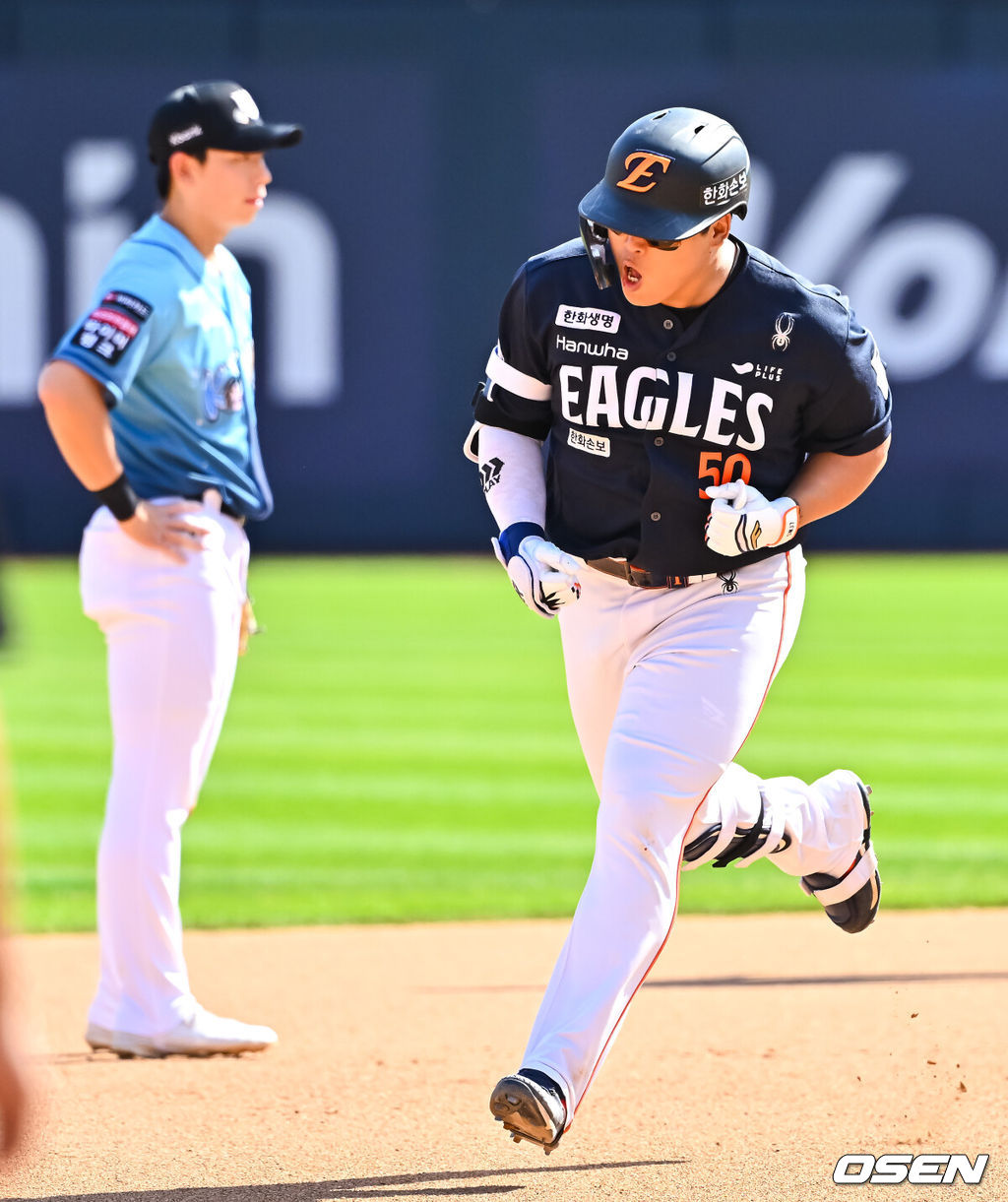 16일 오후 수원KT위즈파크에서 2026 신한 SOL KBO 리그 KT 위즈와 한화 이글스의 경기가 진행됐다.이날 경기에서 KT는 배제성을, 한화는 화이트를 선발투수로 내세웠다.6회초 2사 1,2루 한화 강백호가 3점 홈런을 날리고 베이스를 돌고 있다.   2026.05.16 / soul1014@osen.co.kr