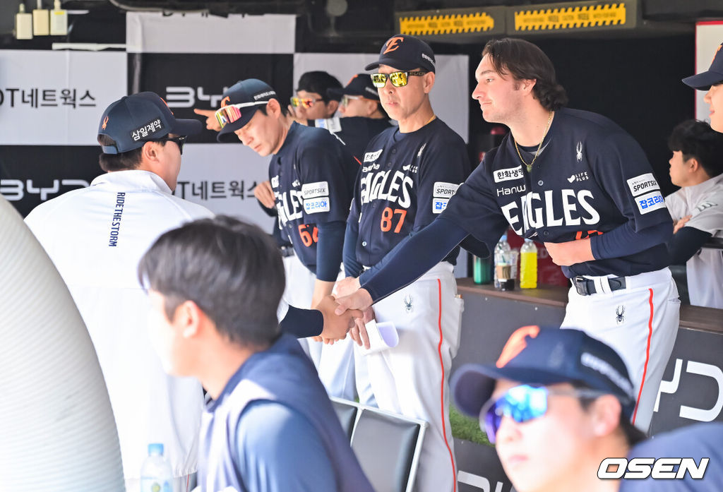16일 오후 수원KT위즈파크에서 2026 신한 SOL KBO 리그 KT 위즈와 한화 이글스의 경기가 진행됐다.이날 경기에서 KT는 배제성을, 한화는 화이트를 선발투수로 내세웠다.7회말 한화 선발투수 화이트가 교체된 뒤 류현진과 악수하고 있다.  2026.05.16 / soul1014@osen.co.kr
