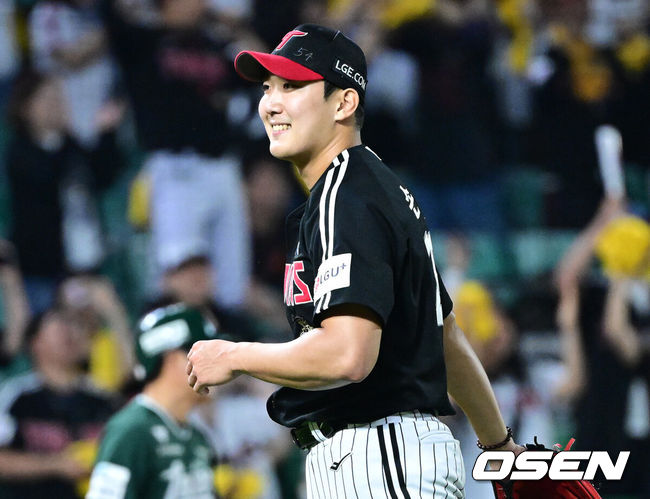 [OSEN=인천, 최규한 기자] 15일 인천 SSG랜더스필드에서 ‘2026 신한 SOL Bank KBO리그’ SSG 랜더스와 LG 트윈스의 경기가 열렸다.이날 경기는 접전 끝에 LG가 8-7 짜릿한 한 점 차 승리를 거뒀다.9회말 마운드에 올라 경기를 마무리지은 LG 투수 손주영이 미소짓고 있다. 2026.05.15 / dreamer@osen.co.kr