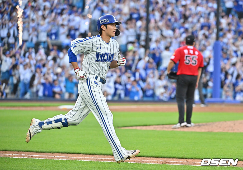 16일 대구삼성라이온즈파크에서 2026 신한 SOL KBO 리그 삼성 라이온즈와 KIA 타이거즈의 경기가 열렸다. 홈팀 삼성은 오러클린이, 방문팀 KIA는 이의리가 선발 출전했다. 삼성 라이온즈 이재현이 6회말 2사 2루 좌월 2점 홈런을 치고 그라운드를 돌고 있다. 2026.05.16 / foto0307@osen.co.kr