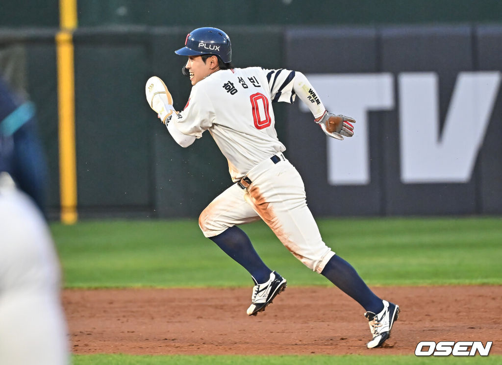 14일 부산 사직야구장에서 2026 신한 SOL KBO 리그 롯데 자이언츠와 NC 다이노스의 경기가 열렸다. 홈팀 롯데는 나균안이, 방문팀 NC는 토다가 선발 출전했다.롯데 자이언츠 황성빈이 3회말 2사 1루 고승민 타석때 포수 송구 실책을 틈타 3루로 쇄도하고 있다. 2026.05.14 / foto0307@osen.co.kr