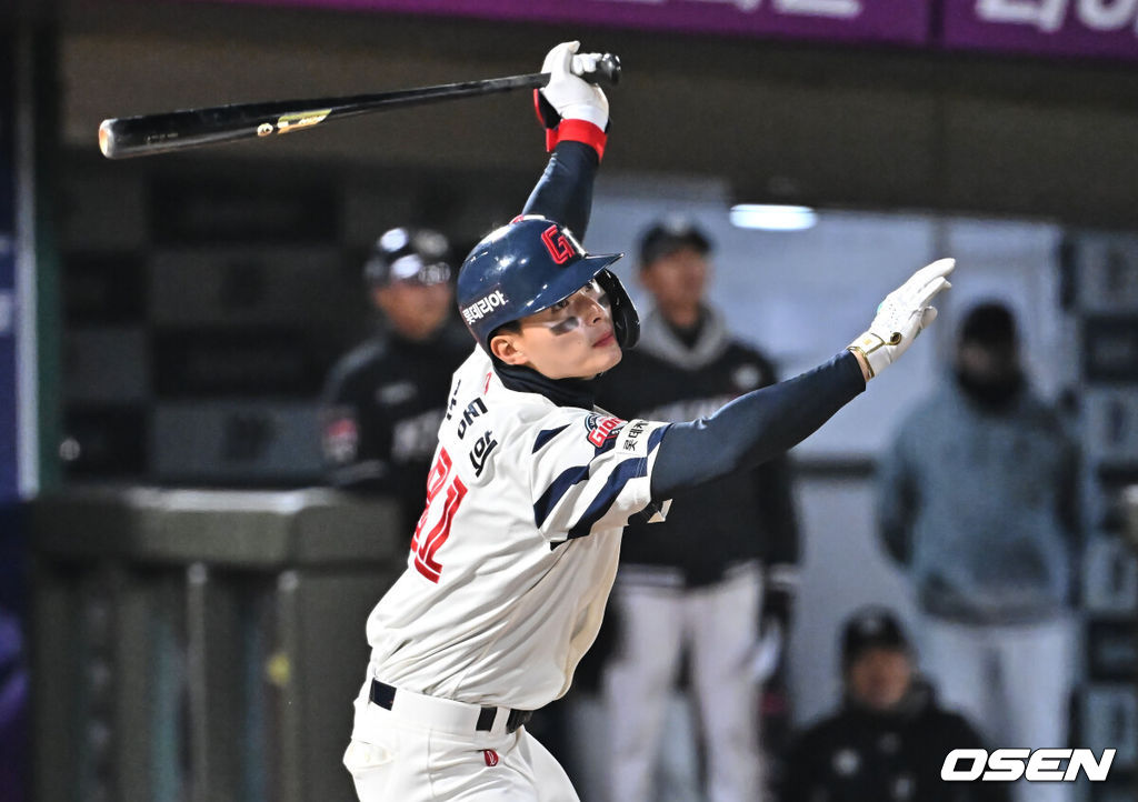 7일 부산 사직야구장에서 2026 신한 SOL KBO 리그 롯데 자이언츠와 KT 위즈의 경기가 열렸다. 홈팀 롯데는 나균안이, 방문팀 KT는 고영표가 선발 출전했다.롯데 자이언츠 윤동희가 6회말 우익수 오른쪽 2루타를 치고 있다. 2026.04.07 / foto0307@osen.co.kr
