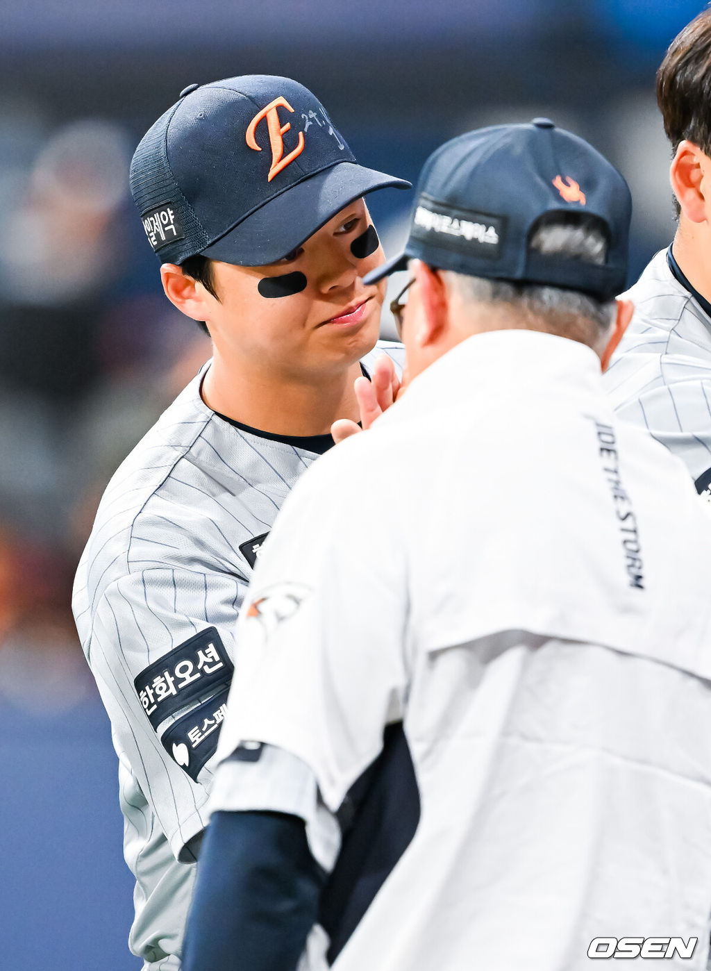 12일 서울 고척 스카이돔에서 2026 신한 SOL KBO리그 키움 히어로즈와 한화 이글스의 경기가 열렸다.이 경기에서 한화는 키움에 11-5로 승리했다. 이날 승리로 3연승을 내달린 한화는 시즌 전적 17승20패를 만들었다. 키움전은 4연승, 고척 키움전은 지난해 5월 9일부터 10연승이다.경기를 마치고 한화 노시환이 김경문 감독과 하이파이브를 하고 있다. 2026.05.12 / rumi@osen.co.kr