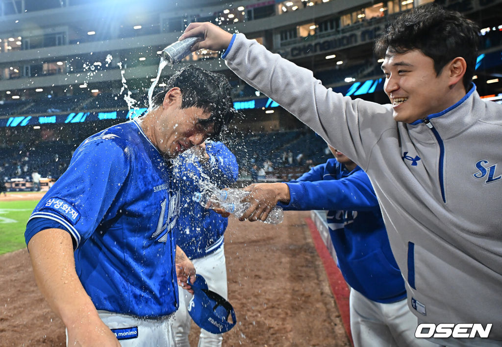 8일 창원NC파크에서 2026 신한 SOL KBO 리그 NC 다이노스와 삼성 라이온즈의 경기가 열렸다. 홈팀 NC는 목지훈이, 방문팀 삼성은 장찬희가 선발 출전했다. 삼성 라이온즈 김재윤이 통산 200 세이브를 달성하고 동료들의 축하 물세례를 받고 있다. 2026.05.08 / foto0307@osen.co.kr
