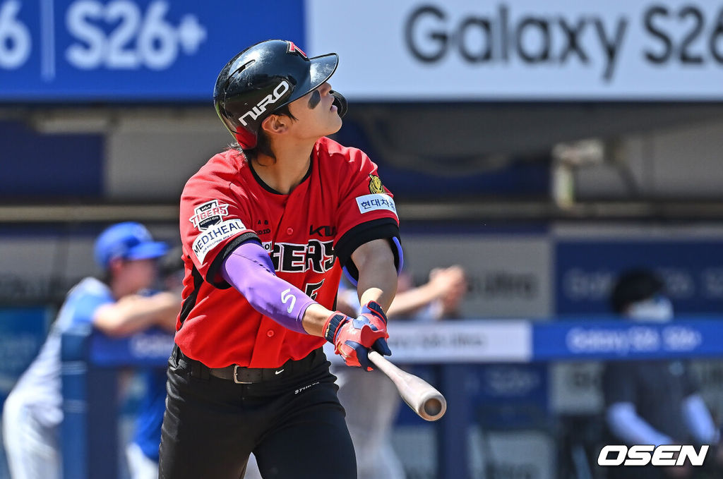17일 대구삼성라이온즈파크에서 2026 신한 SOL KBO 리그 삼성 라이온즈와 KIA 타이거즈의 경기가 열렸다. 홈팀 삼성은 최원태가, 방문팀 KIA는 김태형이 선발 출전했다. KIA 타이거즈 김도영이 2회초 2사 2루 좌월 2점 홈런을 치고 있다. 2026.05.17 / foto0307@osen.co.kr
