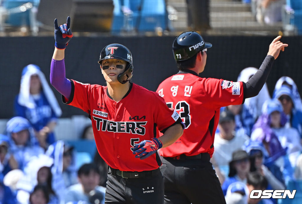 17일 대구삼성라이온즈파크에서 2026 신한 SOL KBO 리그 삼성 라이온즈와 KIA 타이거즈의 경기가 열렸다. 홈팀 삼성은 최원태가, 방문팀 KIA는 김태형이 선발 출전했다. KIA 타이거즈 김도영이 2회초 2사 2루 좌월 2점 홈런을 치고 세리머니를 하고 있다. 2026.05.17 / foto0307@osen.co.kr