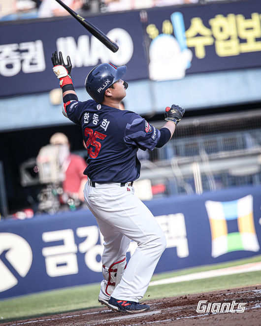 롯데 자이언츠 한동희는 17일 서울 잠실구장에서 열린 2026 신한 SOL KBO리그 두산 베어스와의 원정경기에서 3루수 겸 3번타자로 선발 출전, 4회초 두산 선발 최승용을 상대로 시즌 2호 홈런을 터뜨렸다. 롯데 자이언츠