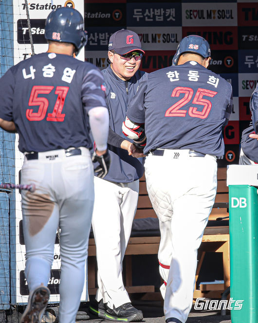 롯데 자이언츠 한동희는 17일 서울 잠실구장에서 열린 2026 신한 SOL KBO리그 두산 베어스와의 원정경기에서 3루수 겸 3번타자로 선발 출전, 4회초 두산 선발 최승용을 상대로 시즌 2호 홈런을 터뜨렸다. ⓒ롯데 자이언츠