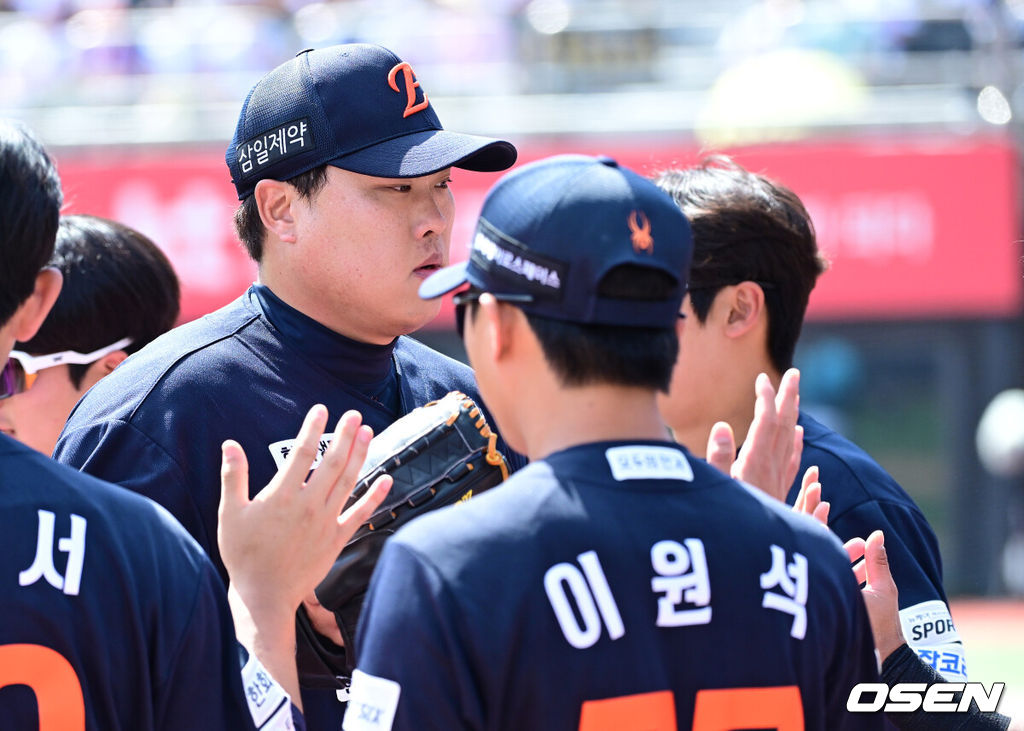17일 수원 KT위즈파크에서 ‘2026 신한 SOL Bank KBO리그’ KT 위즈와 한화 이글스의 경기가 열렸다.홈팀 KT는 맷 사우어, 방문팀 한화는 류현진을 선발로 내세웠다.3회말 KT 공격을 삼자범퇴로 막아낸 한화 선발 류현진이 더그아웃으로 향하며 동료들과 인사를 나누고 있다. 2026.05.17 / dreamer@osen.co.kr