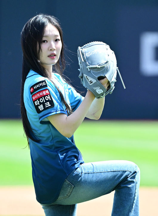 17일 수원 KT위즈파크에서 ‘2026 신한 SOL Bank KBO리그’ KT 위즈와 한화 이글스의 경기가 열렸다.홈팀 KT는 맷 사우어, 방문팀 한화는 류현진을 선발로 내세웠다.김시현 셰프가 시구자로 나서 공을 던지고 있다. 2026.05.17 / dreamer@osen.co.kr