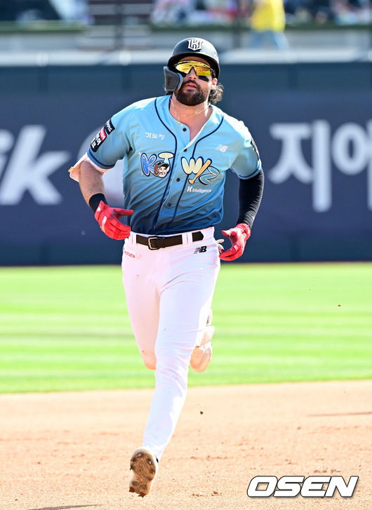 [OSEN=수원, 최규한 기자] 17일 수원 KT위즈파크에서 ‘2026 신한 SOL Bank KBO리그’ KT 위즈와 한화 이글스의 경기가 열렸다.홈팀 KT는 맷 사우어, 방문팀 한화는 류현진을 선발로 내세웠다.6회말 1사 주자없는 상황 KT 힐리어드가 추격의 우월 솔로포를 날리고 그라운드를 돌고 있다. 2026.05.17 / dreamer@osen.co.kr