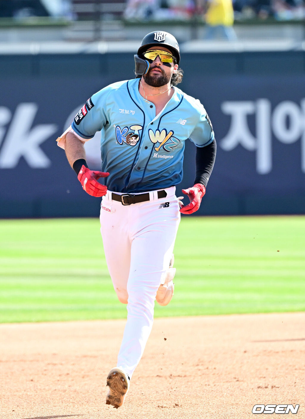 17일 수원 KT위즈파크에서 ‘2026 신한 SOL Bank KBO리그’ KT 위즈와 한화 이글스의 경기가 열렸다.홈팀 KT는 맷 사우어, 방문팀 한화는 류현진을 선발로 내세웠다.6회말 1사 주자없는 상황 KT 힐리어드가 추격의 우월 솔로포를 날리고 그라운드를 돌고 있다. 2026.05.17 / dreamer@osen.co.kr