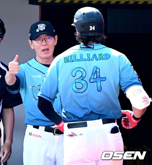 [OSEN=수원, 최규한 기자] 17일 수원 KT위즈파크에서 ‘2026 신한 SOL Bank KBO리그’ KT 위즈와 한화 이글스의 경기가 열렸다.홈팀 KT는 맷 사우어, 방문팀 한화는 류현진을 선발로 내세웠다.6회말 1사 주자없는 상황 KT 힐리어드가 추격의 우월 솔로포를 날리고 홈을 밟은 뒤 이강철 감독과 기뻐하고 있다. 2026.05.17 / dreamer@osen.co.kr
