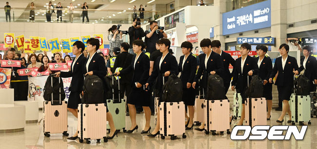 알록달록한 파스텔톤 캐리어 들고 입국