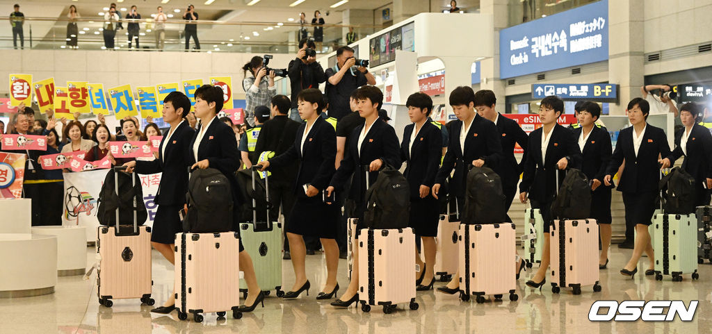 알록달록한 파스텔톤 캐리어 들고 입국