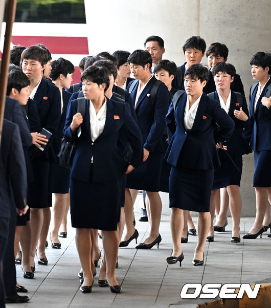 미니스커트와 하이힐 차림의 단복
