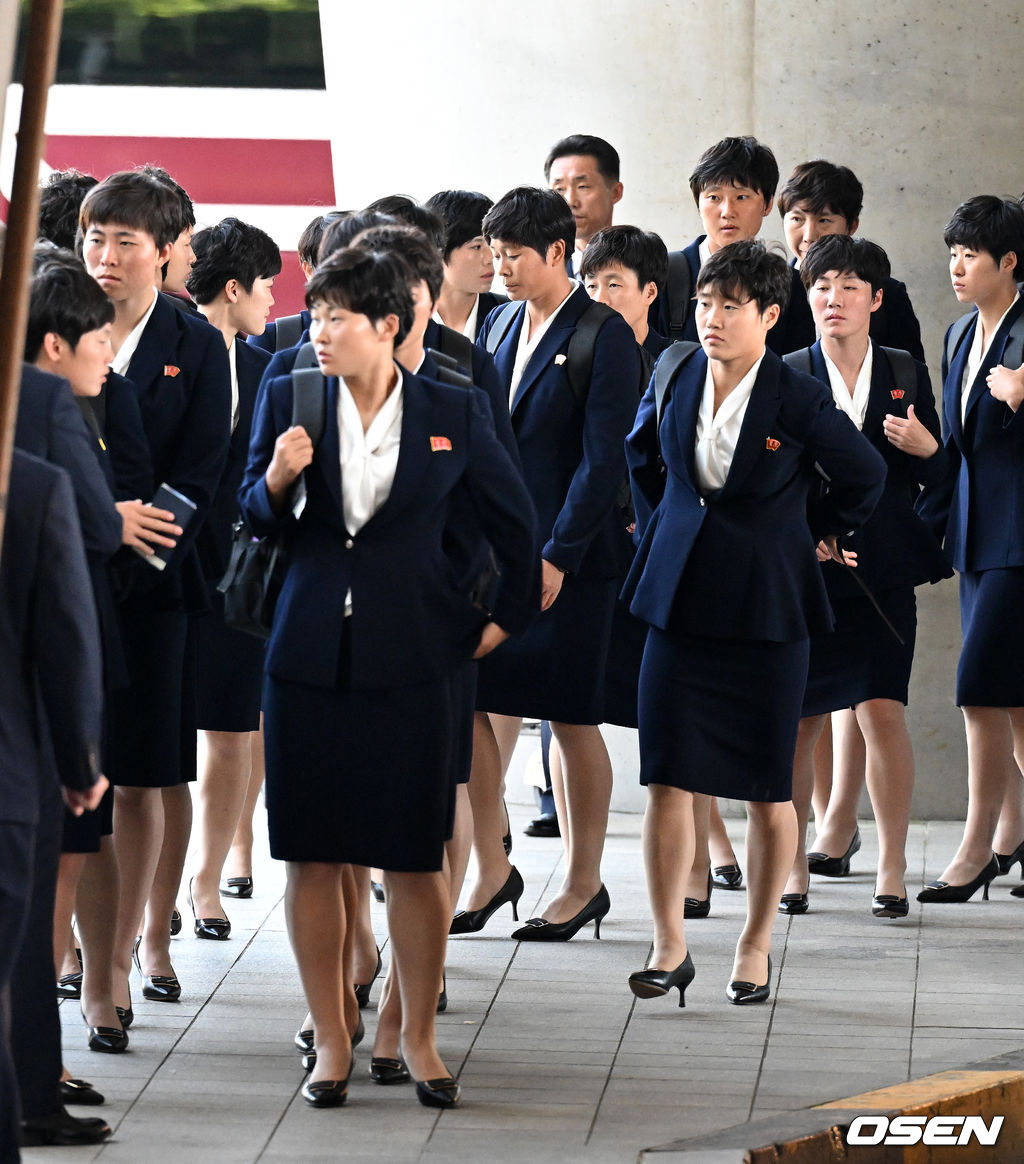 미니스커트와 하이힐 차림의 단복