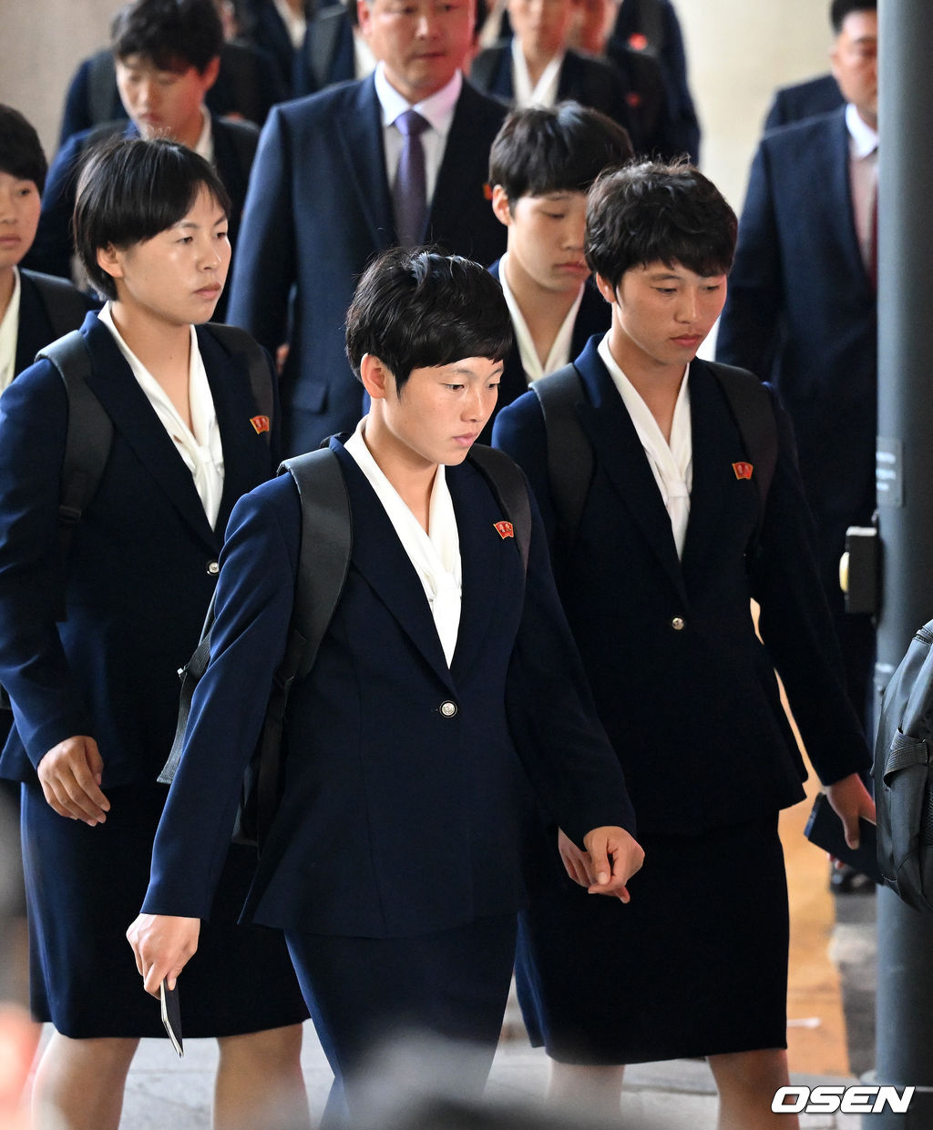 긴장된 표정으로 입국