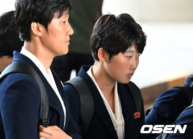 한국 방문은 처음 '굳은 표정으로 이동'