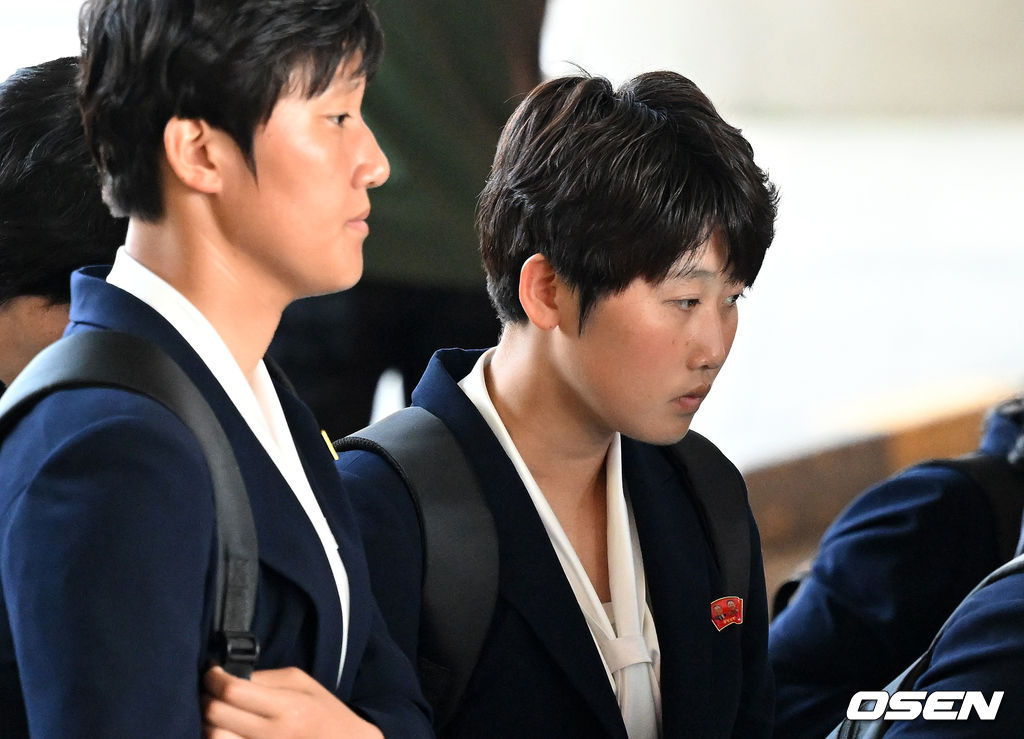 한국 방문은 처음 '굳은 표정으로 이동'