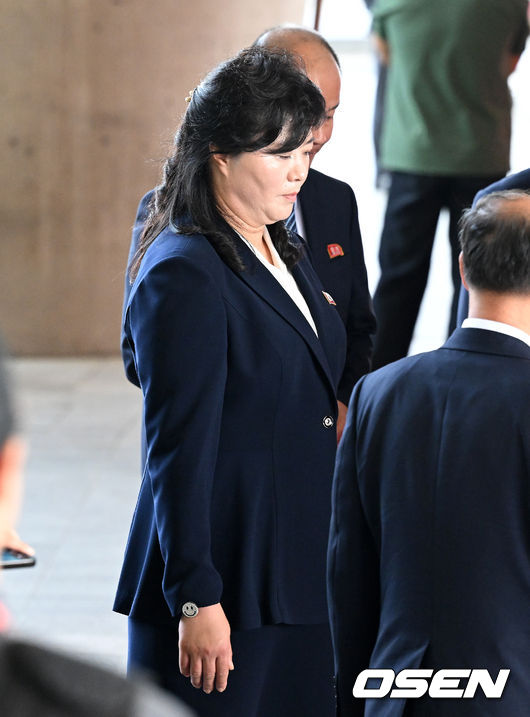 눈에 띄는 스마일 액세서리를 한 여성 관계자