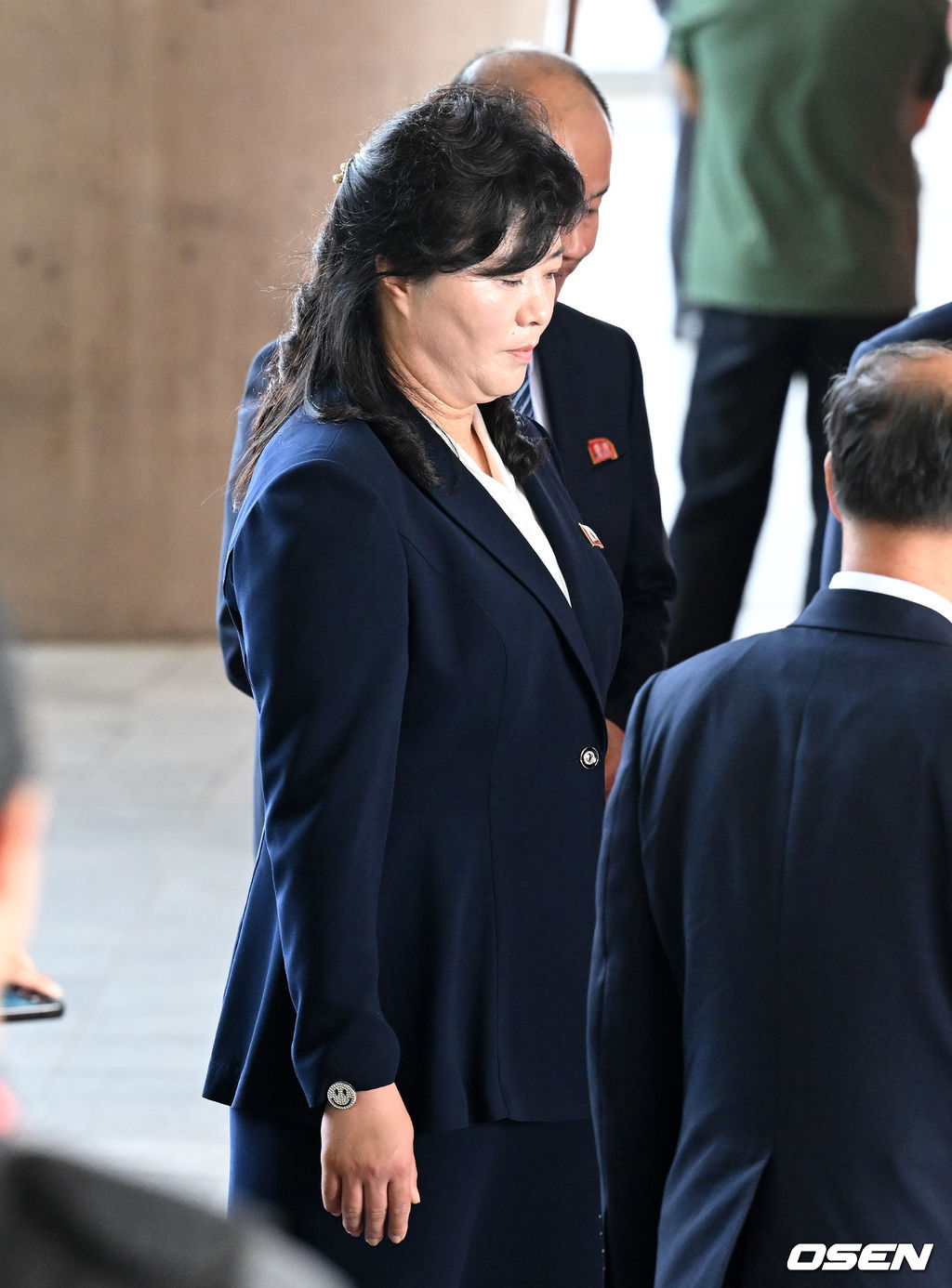 눈에 띄는 스마일 액세서리를 한 여성 관계자