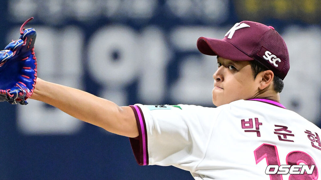 10일 서울 고척 스카이돔에서 2026 신한 SOL KBO리그 키움 히어로즈와 KT 위즈의 경기가 열렸다.키움은 전체 1순위 신인 박준현, KT는 배제성이 선발로 나섰다.1회초 키움 박준현이 역투하고 있다. 2026.05.10 / jpnews@osen.co.kr