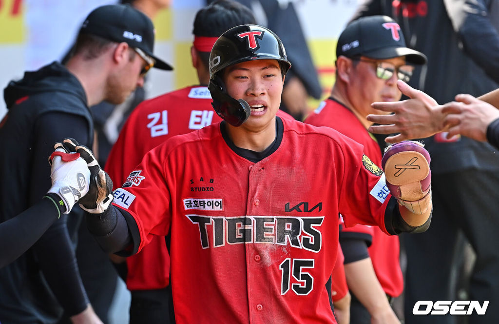 17일 대구삼성라이온즈파크에서 2026 신한 SOL KBO 리그 삼성 라이온즈와 KIA 타이거즈의 경기가 열렸다. 홈팀 삼성은 최원태가, 방문팀 KIA는 김태형이 선발 출전했다. KIA 타이거즈 박재현이 4회초 1사 1,3루 김도영의 우익수 희생 플라이때 득점을 올리고 하이파이브를 하고 있다. 2026.05.17 / foto0307@osen.co.kr