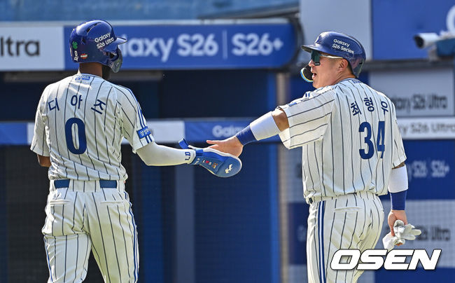 [OSEN=대구, 이석우 기자] 17일 대구삼성라이온즈파크에서 2026 신한 SOL KBO 리그 삼성 라이온즈와 KIA 타이거즈의 경기가 열렸다. 홈팀 삼성은 최원태가, 방문팀 KIA는 김태형이 선발 출전했다. 삼성 라이온즈 디아즈와 최형우가 5회말 2사 만루 강민호의 중견수 앞 2타점 안타때 득점을 올리고 하이파이브를 하고 있다. 2026.05.17 / foto0307@osen.co.kr