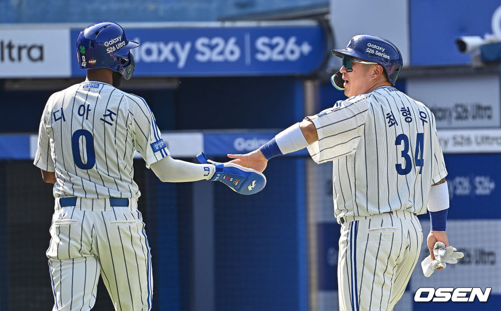 17일 대구삼성라이온즈파크에서 2026 신한 SOL KBO 리그 삼성 라이온즈와 KIA 타이거즈의 경기가 열렸다. 홈팀 삼성은 최원태가, 방문팀 KIA는 김태형이 선발 출전했다. 삼성 라이온즈 디아즈와 최형우가 5회말 2사 만루 강민호의 중견수 앞 2타점 안타때 득점을 올리고 하이파이브를 하고 있다. 2026.05.17 / foto0307@osen.co.kr