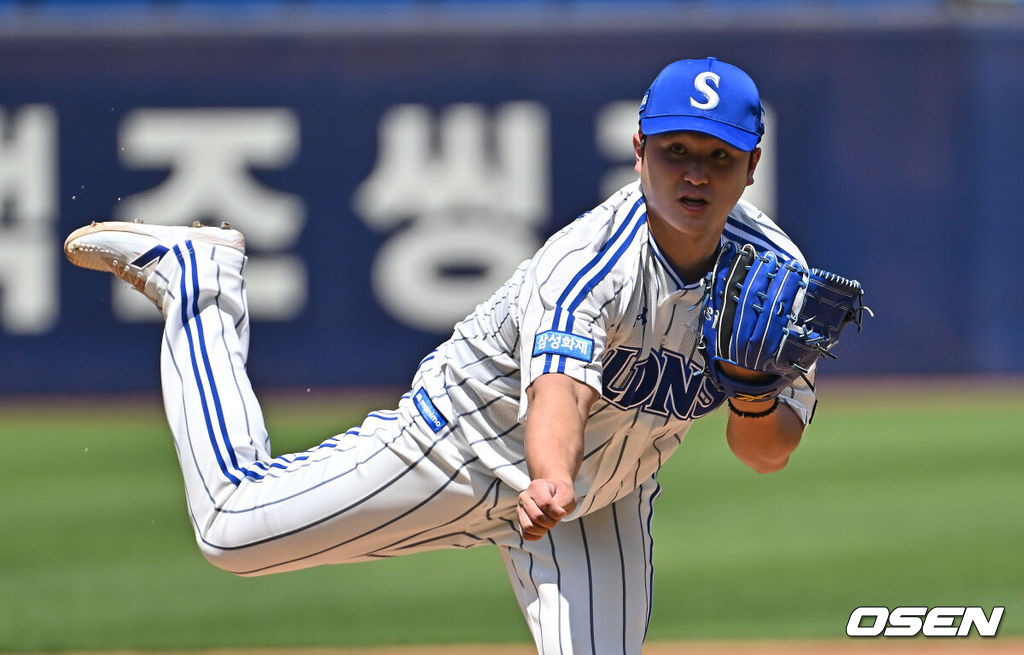 17일 대구삼성라이온즈파크에서 2026 신한 SOL KBO 리그 삼성 라이온즈와 KIA 타이거즈의 경기가 열렸다. 홈팀 삼성은 최원태가, 방문팀 KIA는 김태형이 선발 출전했다. 삼성 라이온즈 선발 투수 최원태가 역투하고 있다. 2026.05.17 / foto0307@osen.co.kr