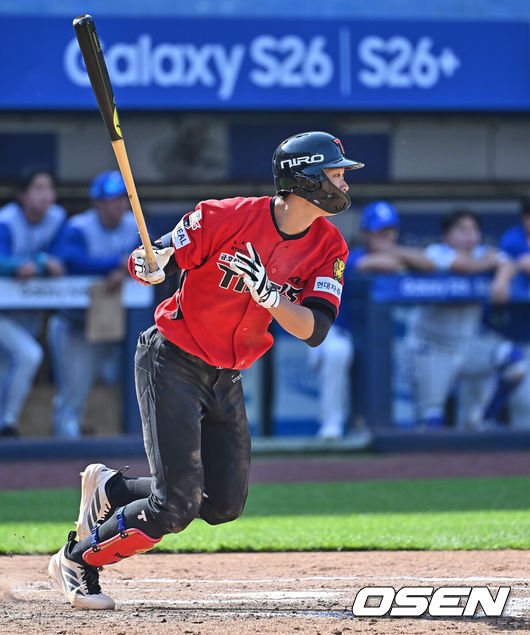 [OSEN=대구, 이석우 기자] 17일 대구삼성라이온즈파크에서 2026 신한 SOL KBO 리그 삼성 라이온즈와 KIA 타이거즈의 경기가 열렸다. 홈팀 삼성은 최원태가, 방문팀 KIA는 김태형이 선발 출전했다. KIA 타이거즈 박재현이 6회초 무사 2루 중견수 오른쪽 1타점 안타를 치고 있다. 2026.05.17 / foto0307@osen.co.kr