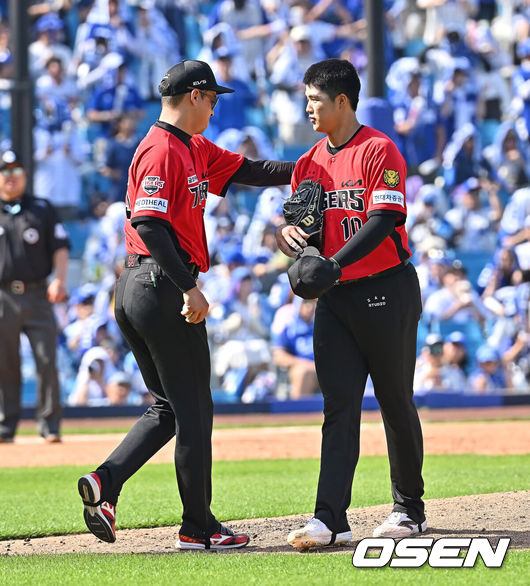 [OSEN=대구, 이석우 기자] 17일 대구삼성라이온즈파크에서 2026 신한 SOL KBO 리그 삼성 라이온즈와 KIA 타이거즈의 경기가 열렸다. 홈팀 삼성은 최원태가, 방문팀 KIA는 김태형이 선발 출전했다. KIA 타이거즈 김태형이 5회말 1사 만루 삼성 라이온즈 최형우에게 밀어내기 볼넷을 허용하고 교체되고 있다. 2026.05.17 / foto0307@osen.co.kr