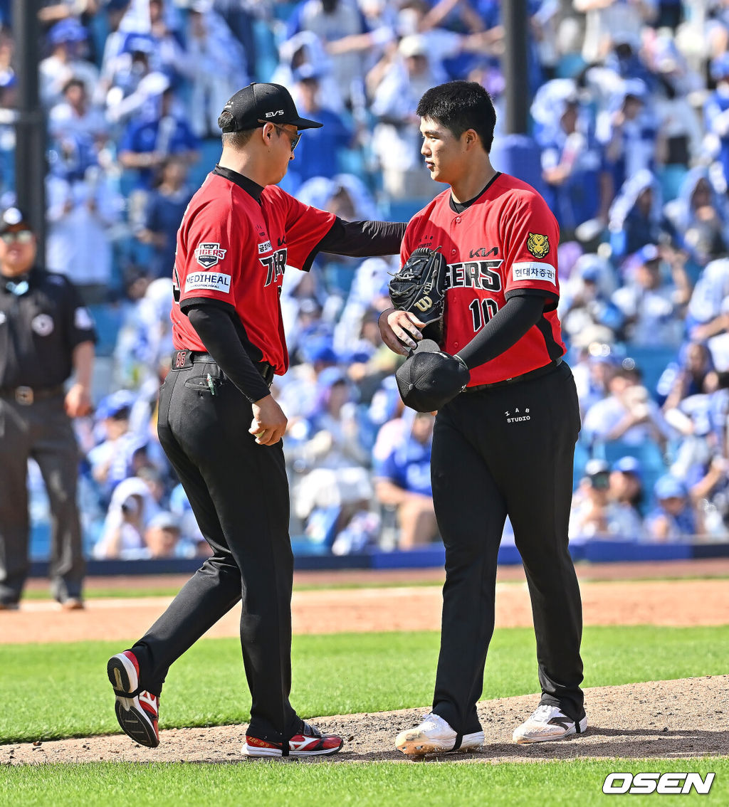17일 대구삼성라이온즈파크에서 2026 신한 SOL KBO 리그 삼성 라이온즈와 KIA 타이거즈의 경기가 열렸다. 홈팀 삼성은 최원태가, 방문팀 KIA는 김태형이 선발 출전했다. KIA 타이거즈 김태형이 5회말 1사 만루 삼성 라이온즈 최형우에게 밀어내기 볼넷을 허용하고 교체되고 있다. 2026.05.17 / foto0307@osen.co.kr