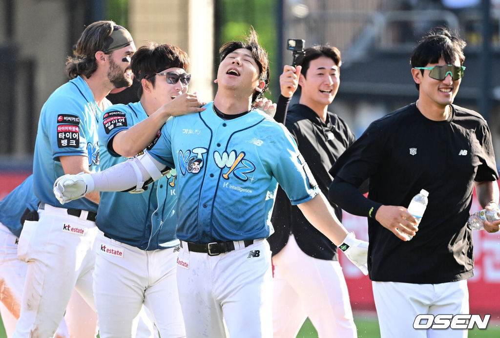 17일 수원 KT위즈파크에서 ‘2026 신한 SOL Bank KBO리그’ KT 위즈와 한화 이글스의 경기가 열렸다.이날 경기는 접전 끝에 KT가 9회말 1사 1, 3루에서 터진 이정훈의 끝내기타에 힘입어 8-7 승리를 거뒀다.9회말 1사 1, 3루 상황 KT 이정훈이 끝내기 안타를 날리고 동료들의 물세례를 받고 있다. 2026.05.17 / dreamer@osen.co.kr