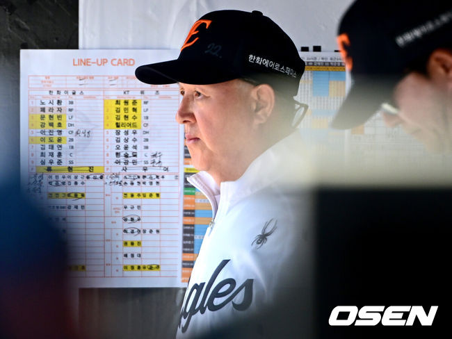 [OSEN=수원, 최규한 기자] 17일 수원 KT위즈파크에서 ‘2026 신한 SOL Bank KBO리그’ KT 위즈와 한화 이글스의 경기가 열렸다.홈팀 KT는 맷 사우어, 방문팀 한화는 류현진을 선발로 내세웠다.7회말 동점 상황에서 한화 김경문 감독이 그라운드를 바라보고 있다. 2026.05.17 / dreamer@osen.co.kr