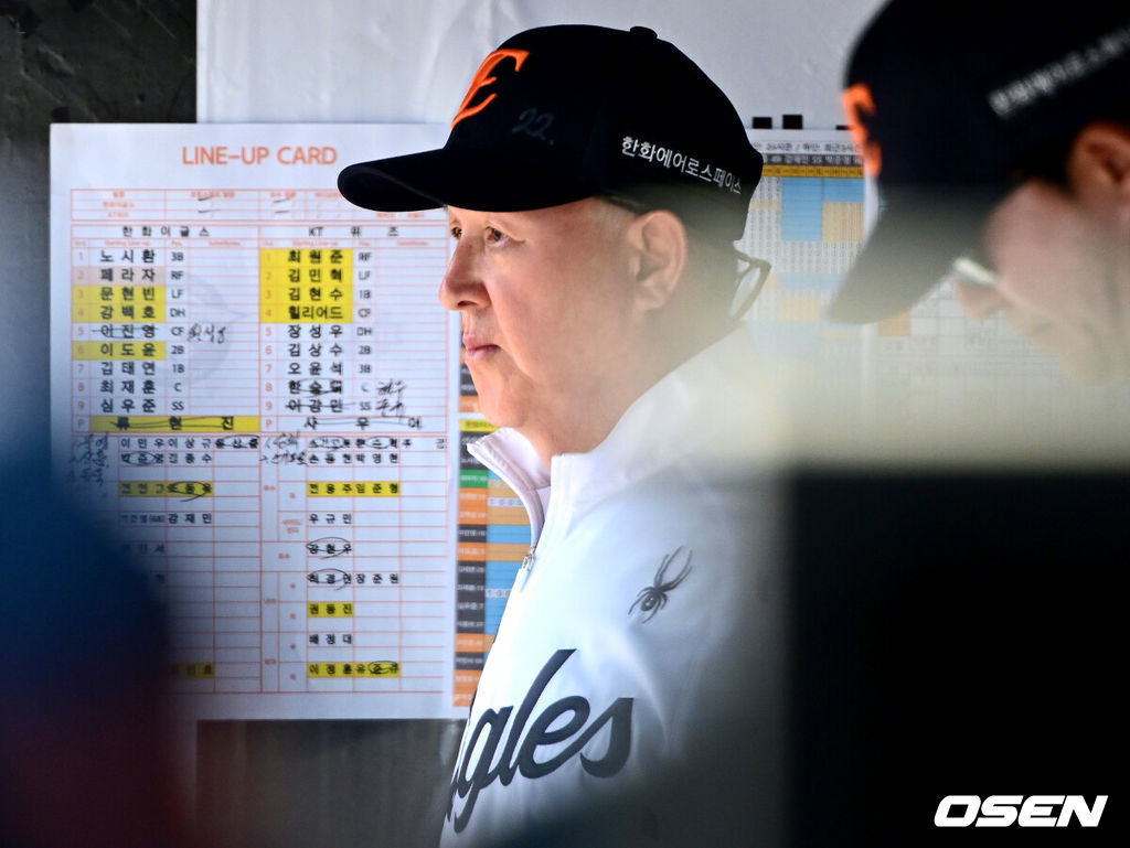 17일 수원 KT위즈파크에서 ‘2026 신한 SOL Bank KBO리그’ KT 위즈와 한화 이글스의 경기가 열렸다.홈팀 KT는 맷 사우어, 방문팀 한화는 류현진을 선발로 내세웠다.7회말 동점 상황에서 한화 김경문 감독이 그라운드를 바라보고 있다. 2026.05.17 / dreamer@osen.co.kr