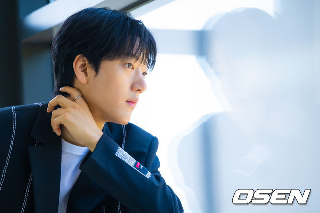 [OSEN=박준형 기자] 넷플릭스 호러 시리즈 ‘기리고’에 출연한 배우 이효제가 지난 14일 서울 합정동 OSEN 사무실에서 인터뷰를 가졌다.‘기리고’는 소원을 이뤄주는 어플리케이션 ‘기리고’의 저주로 인해 갑작스러운 죽음을 예고 받은 고등학생들이 그 저주를 피하기 위해 고군분투하는 이야기로 이효제는 극 중 ‘기리고’ 앱을 처음 소개하는 최형욱 역을 맡아, 천진난만한 덕후 캐릭터를 표현하기 위해 20㎏을 증량하는 파격 변신을 선보였다.  배우 이효제가 포즈를 취하고 있다.  2026.05.15 / soul1014@osen.co.kr
