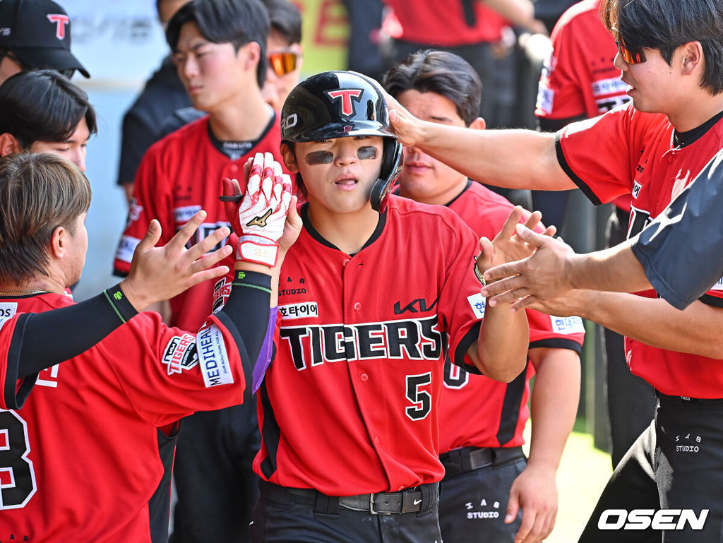 17일 대구삼성라이온즈파크에서 2026 신한 SOL KBO 리그 삼성 라이온즈와 KIA 타이거즈의 경기가 열렸다. 홈팀 삼성은 최원태가, 방문팀 KIA는 김태형이 선발 출전했다. KIA 타이거즈 김도영이 6회초 1사 2루 아데를린의 중견수 앞 1타점 안타때 득점을 올리고 하이파이브를 하고 있다. 2026.05.17 / foto0307@osen.co.kr