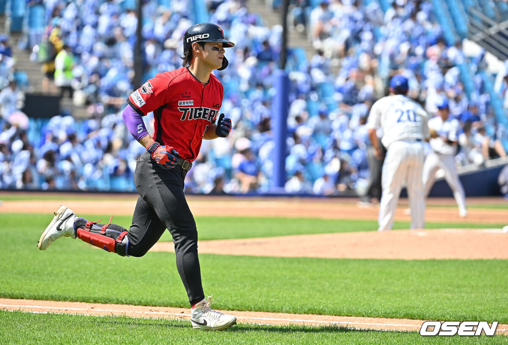 17일 대구삼성라이온즈파크에서 2026 신한 SOL KBO 리그 삼성 라이온즈와 KIA 타이거즈의 경기가 열렸다. 홈팀 삼성은 최원태가, 방문팀 KIA는 김태형이 선발 출전했다. KIA 타이거즈 김도영이 2회초 2사 2루 좌월 2점 홈런을 치고 그라운드를 돌고 있다. 2026.05.17 / foto0307@osen.co.kr