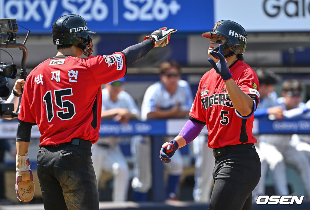 17일 대구삼성라이온즈파크에서 2026 신한 SOL KBO 리그 삼성 라이온즈와 KIA 타이거즈의 경기가 열렸다. 홈팀 삼성은 최원태가, 방문팀 KIA는 김태형이 선발 출전했다. KIA 타이거즈 김도영이 2회초 2사 2루 좌월 2점 홈런을 치고 하이파이브를 하고 있다. 2026.05.17 / foto0307@osen.co.kr
