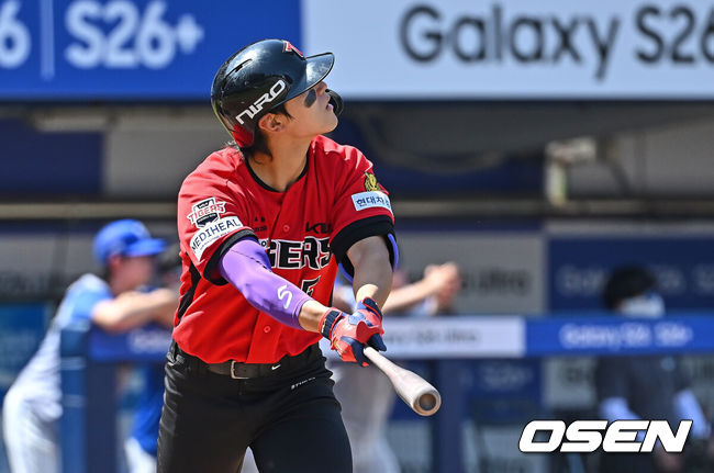 [OSEN=대구, 이석우 기자] 17일 대구삼성라이온즈파크에서 2026 신한 SOL KBO 리그 삼성 라이온즈와 KIA 타이거즈의 경기가 열렸다. 홈팀 삼성은 최원태가, 방문팀 KIA는 김태형이 선발 출전했다. KIA 타이거즈 김도영이 2회초 2사 2루 좌월 2점 홈런을 치고 있다. 2026.05.17 / foto0307@osen.co.kr