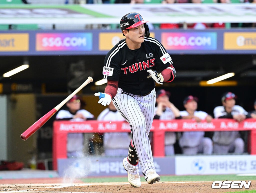 15일 인천 SSG랜더스필드에서 ‘2026 신한 SOL Bank KBO리그’ SSG 랜더스와 LG 트윈스의 경기가 열렸다. 2회초 무사 1루 상황 LG 문정빈이 오른쪽 2루타를 날리고 있다. 2026.05.15 / dreamer@osen.co.kr