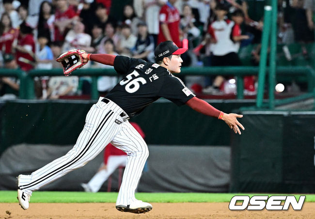 [OSEN=인천, 최규한 기자] 15일 인천 SSG랜더스필드에서 ‘2026 신한 SOL Bank KBO리그’ SSG 랜더스와 LG 트윈스의 경기가 열렸다. 5회말 2사 주자없는 상황 SSG 김창평의 내야 땅볼 때 LG 1루수 문정빈이 타구를 잡아 1루로 송구하고 있다. 2026.05.15 / dreamer@osen.co.kr