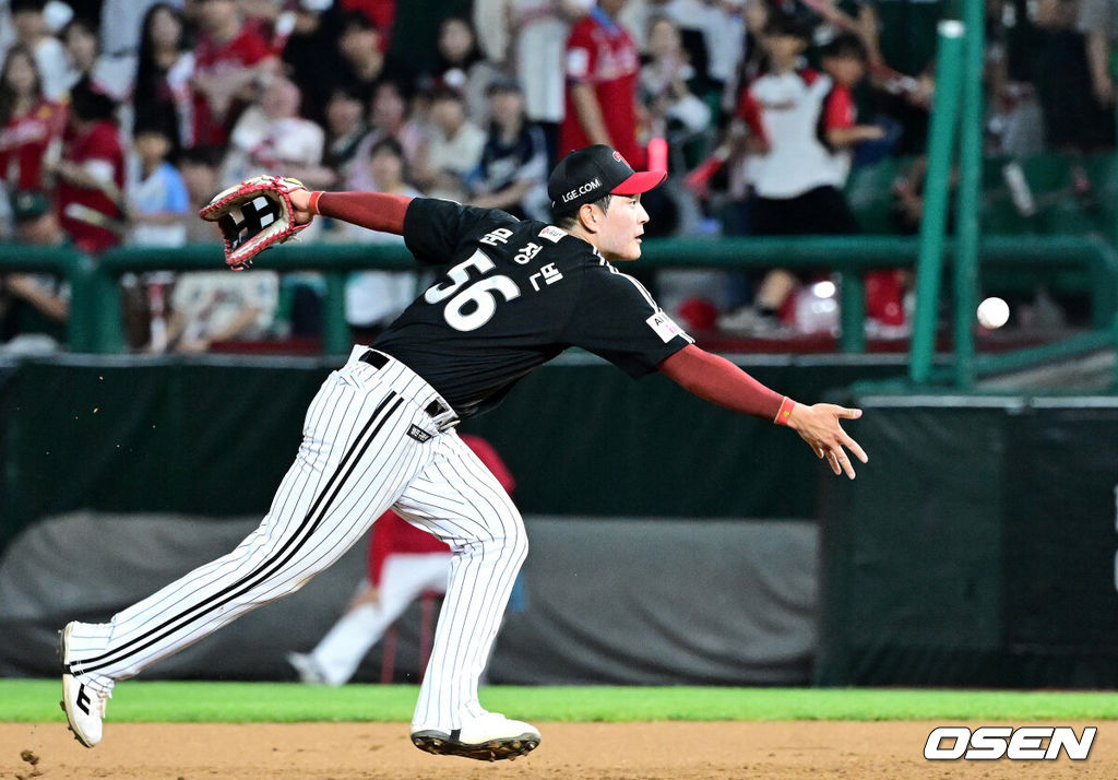 15일 인천 SSG랜더스필드에서 ‘2026 신한 SOL Bank KBO리그’ SSG 랜더스와 LG 트윈스의 경기가 열렸다. 5회말 2사 주자없는 상황 SSG 김창평의 내야 땅볼 때 LG 1루수 문정빈이 타구를 잡아 1루로 송구하고 있다. 2026.05.15 / dreamer@osen.co.kr