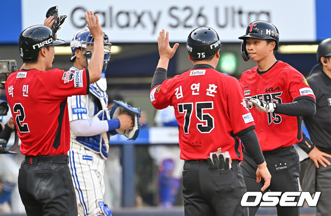 [OSEN=대구, 이석우 기자] 16일 대구삼성라이온즈파크에서 2026 신한 SOL KBO 리그 삼성 라이온즈와 KIA 타이거즈의 경기가 열렸다.홈팀 삼성은 오러클린이, 방문팀 KIA는 이의리가 선발 출전했다.KIA 타이거즈 박재현이 6회초 무사 1루 우중월 동점 2점 홈런을 치고 하이파이브를 하고 있다. 2026.05.16 / foto0307@osen.co.kr