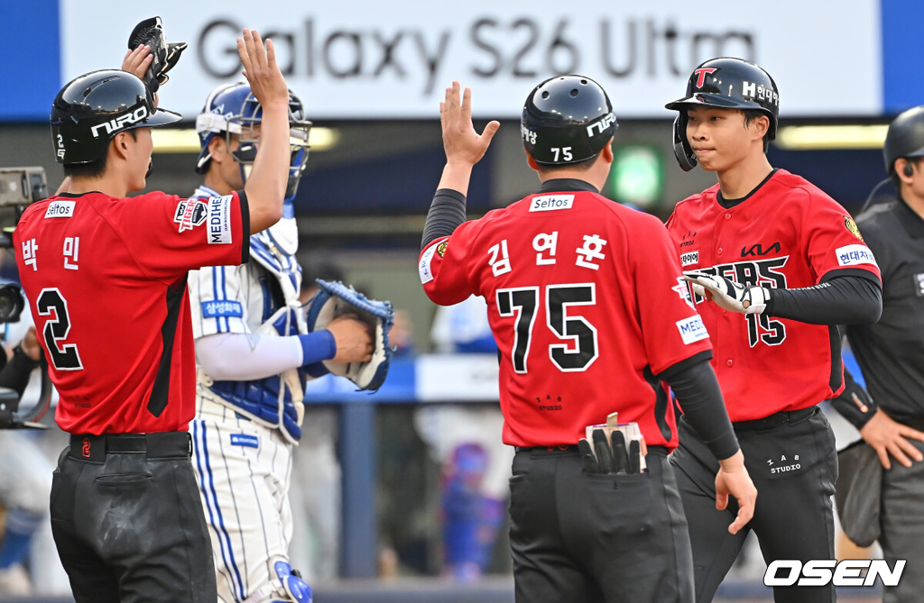 16일 대구삼성라이온즈파크에서 2026 신한 SOL KBO 리그 삼성 라이온즈와 KIA 타이거즈의 경기가 열렸다.홈팀 삼성은 오러클린이, 방문팀 KIA는 이의리가 선발 출전했다.KIA 타이거즈 박재현이 6회초 무사 1루 우중월 동점 2점 홈런을 치고 하이파이브를 하고 있다. 2026.05.16 / foto0307@osen.co.kr