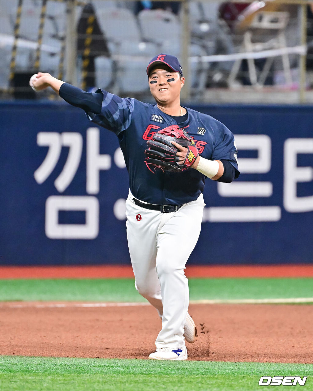 12일 서울 고척스카이돔에서 ‘2026 신한은행 SOL Bank KBO리그’ 키움 히어로즈와 롯데 자이언츠의 경기가 열렸다.이날 키움은 안우진을, 롯데는 박세웅을 선발투수로 내세웠다. 5회말 2사 2루 키움 안치홍의 내야땅볼때 한동희 3루수가 1루 송구하고 있다.    2026.04.12 / soul1014@osen.co.kr