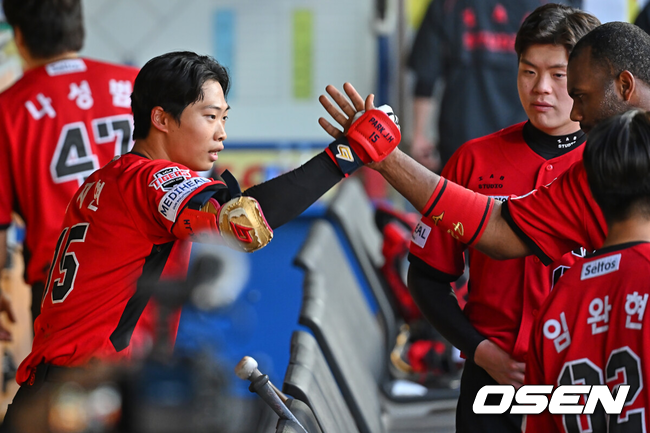 [OSEN=대구, 이석우 기자] 16일 대구삼성라이온즈파크에서 2026 신한 SOL KBO 리그 삼성 라이온즈와 KIA 타이거즈의 경기가 열렸다.홈팀 삼성은 오러클린이, 방문팀 KIA는 이의리가 선발 출전했다.KIA 타이거즈 박재현이 6회초 무사 1루 우중월 동점 2점 홈런을 치고 아데를린과 하이파이브를 하고 있다. 2026.05.16 / foto0307@osen.co.kr